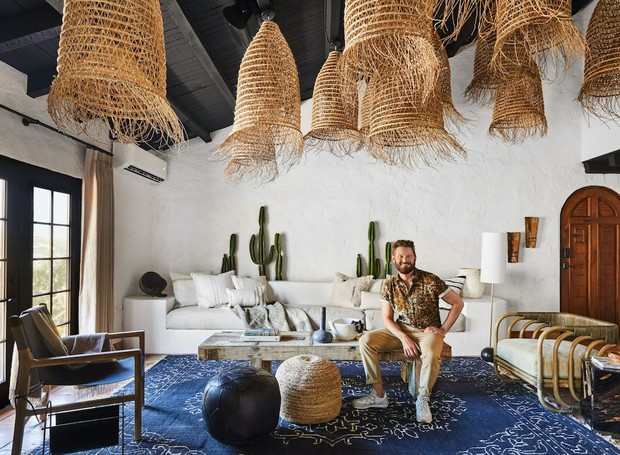 Bobby Berk na chamada de "Casa Tierra", que tem arquitetura e decoração com estilo espanhol (Foto: Airbnb / Reprodução)