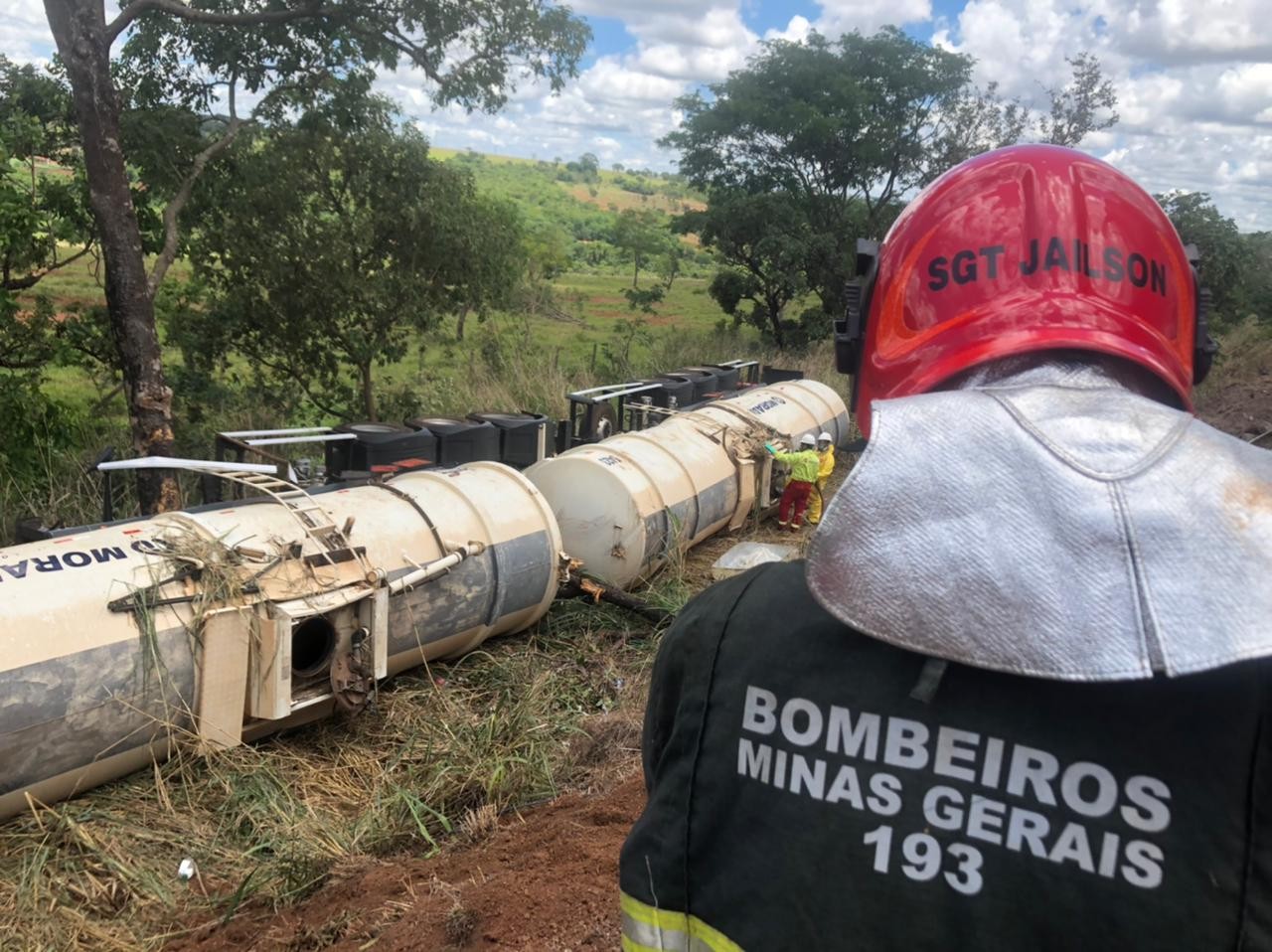 Carreta com cerca de 60 mil litros de etanol tomba e parte da carga vaza na BR-153, em Prata