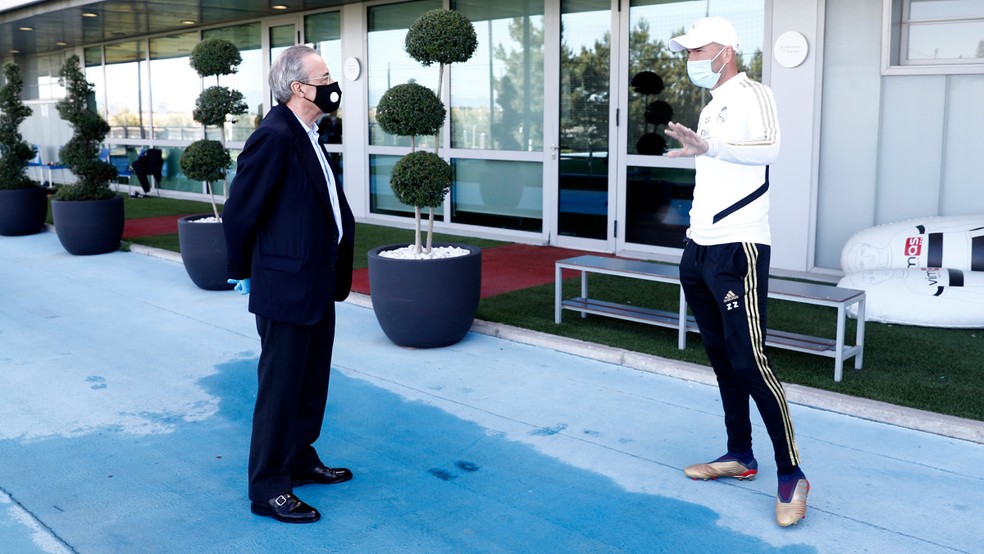 Presidente encontrou Zidane no CT de Valdebebas — Foto: Divulgação/Real Madrid