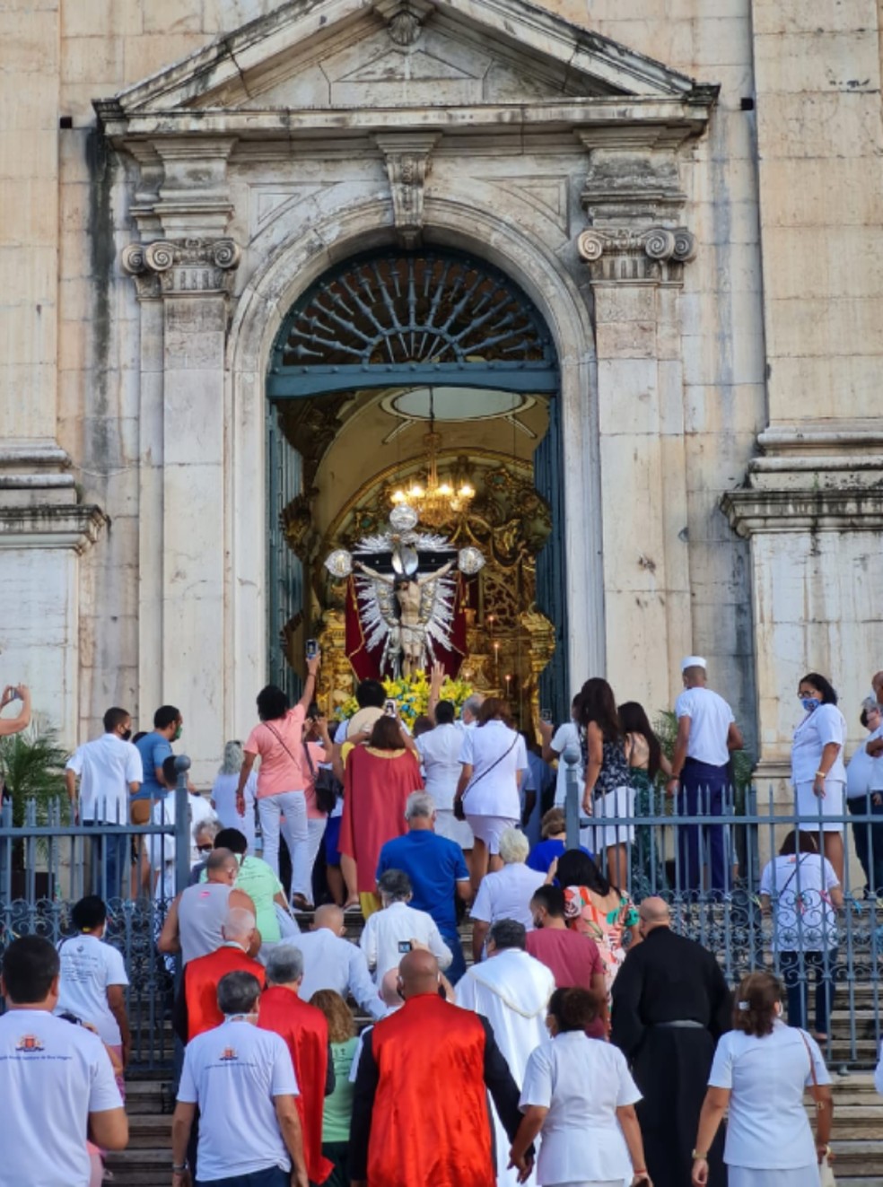 Galeota 'Gratidão do Povo' é levada à igreja Conceição da Praia para iniciar festejos de Bom Jesus dos Navegantes — Foto: Eduardo Oliveira/TV Bahia