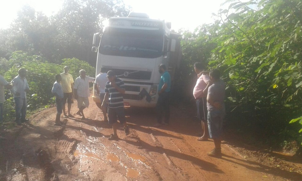 Caminhoneiros relatam casos em que passam dias atolados na região. (Foto: Divulgação/ Associação dos produtores de soja)