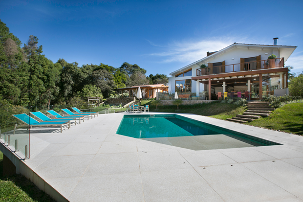 Após reforma, casa de campo tem revestimento de pedras, tijolinhos e  marcenaria - Casa e Jardim | Arquitetura