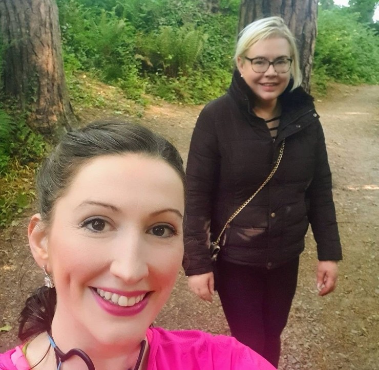 A repórter irlandesa Aideen Kennedy com a amiga, Emma (Foto: Reprodução/Twitter)