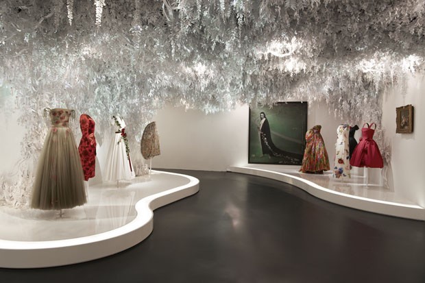 Maison Dior completa 70 anos com exposição em Paris (Foto: Divulgação)