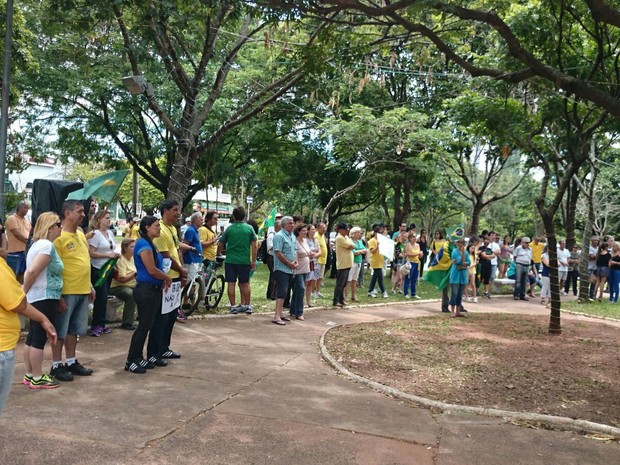 G1 - Grupo protesta na região de Bauru e Marília contra a