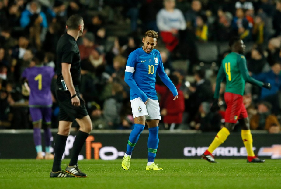 Neymar sente lesÃ£o muscular e deixa amistoso contra CamarÃµes apÃ³s sete minutos em campo