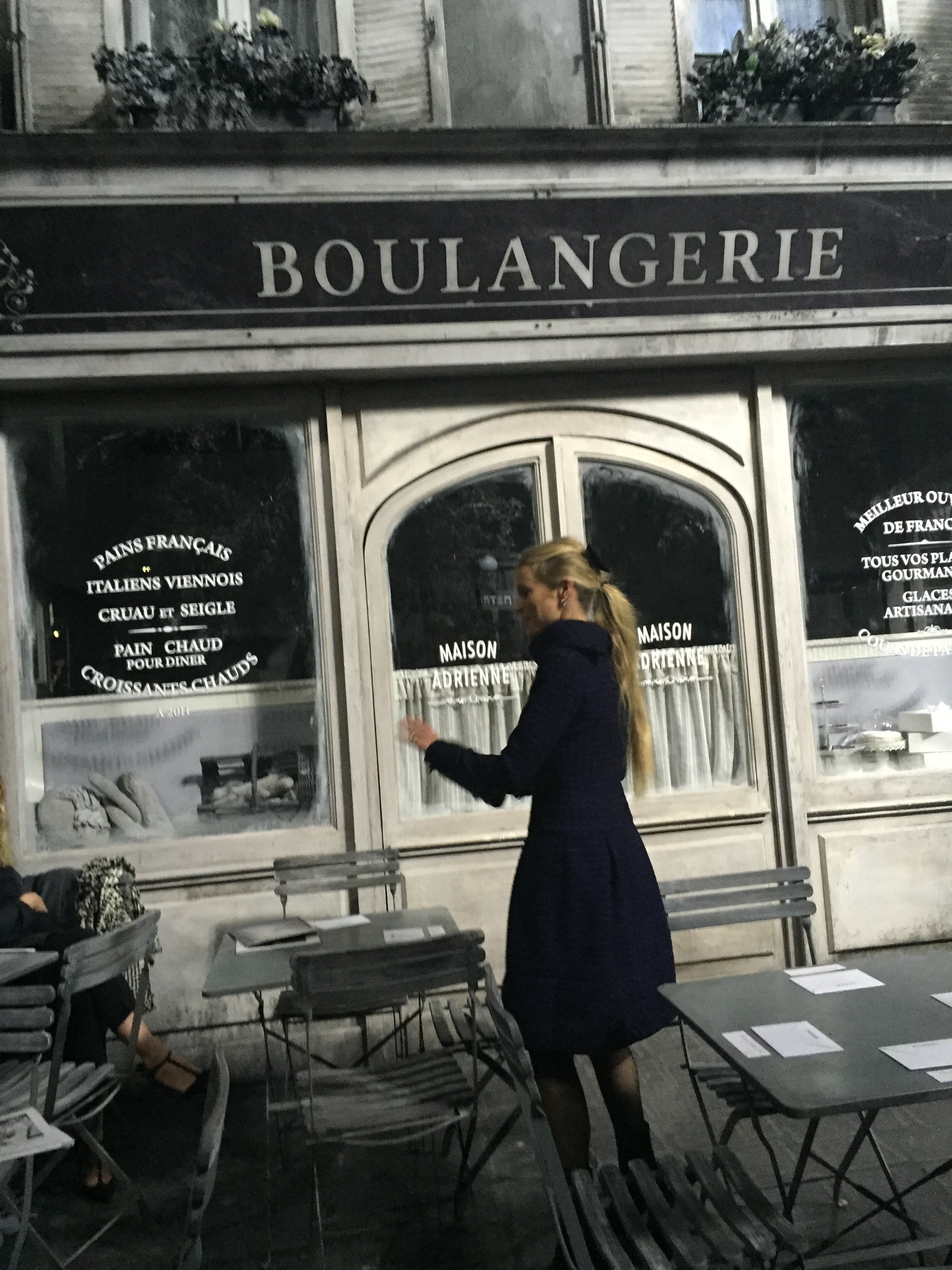 Chanel's nostalgic set of Paris in the happy old days (Foto: SuzyMenkesVogue)