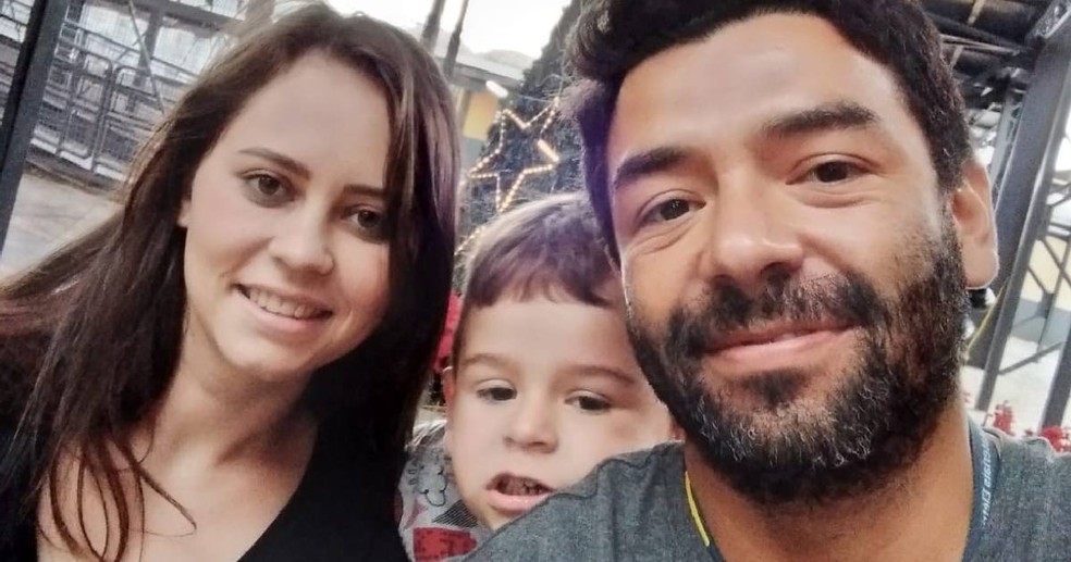 Caio Murilo e a esposa Ana Paula junto com o filho — Foto: Arquivo da família