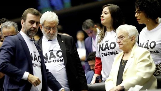 Em imagem de julho, deputados de oposição aparecem com camisas estampadas com os dizeres: 'Não à reforma'; parlamentares deste lado da disputa terão mais dificuldade para alterar proposta no segundo turno de votação (Foto: REUTERS/ADRIANO MACHADO VIA BBC)