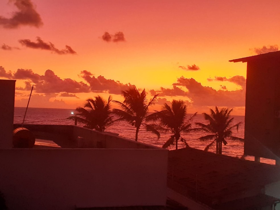 Céu avermelhado na praia de Cotovelo, no RN — Foto: Ferreira Fontes