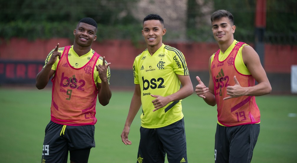 Lincoln, Lázaro e Reinier no treino do Flamengo — Foto: Alexandre Vidal / Flamengo