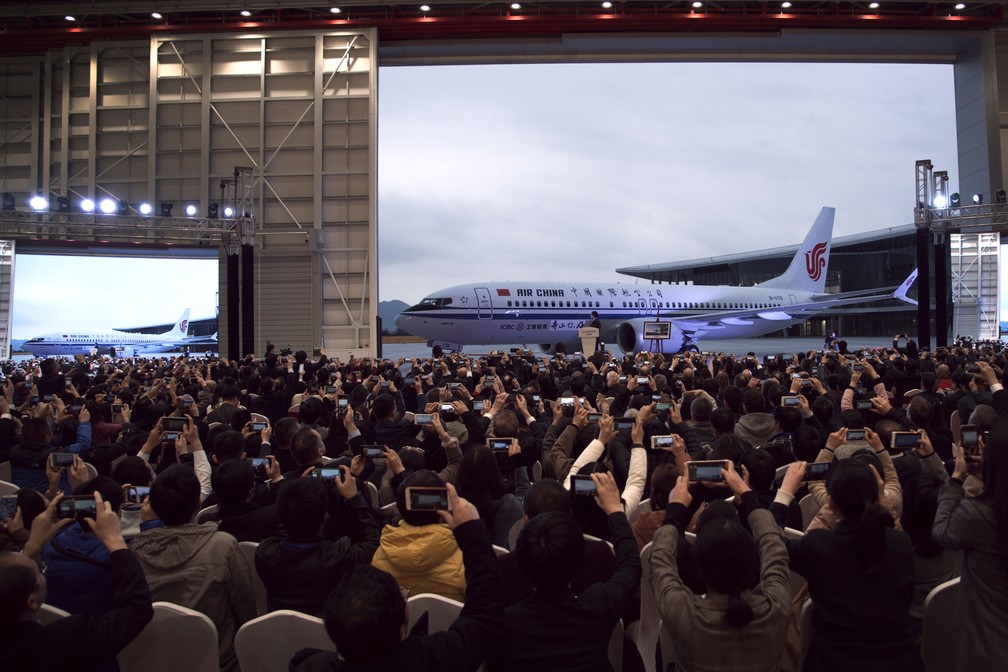 Foto de arquivo mostram convidados que tiraram fotos do avião Boeing 737 Max 8 entregue à Air China em 15 de dezembro de 2018  — Foto: Chinatopix via AP