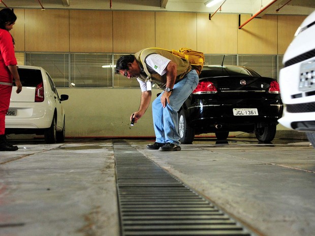 Funcionário da Vigilância Ambiental inspeciona garagem de ministério (Foto: Pedro Ventura/Agência Brasília)