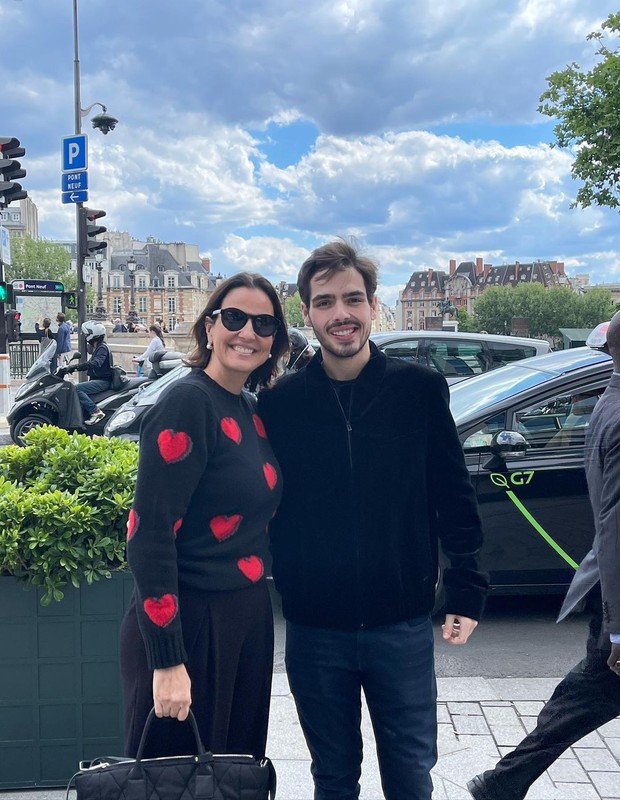 Luciana Cardoso e João Guilherme em viagem a Paris (Foto: Reprodução/Instagram)