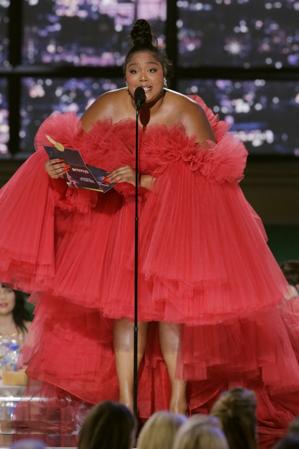 LOS ANGELES, CALIFORNIA - SEPTEMBER 12: 74th ANNUAL PRIMETIME EMMY AWARDS -- Pictured: Lizzo speaks on stage during the 74th Annual Primetime Emmy Awards held at the Microsoft Theater on September 12, 2022. -- (Photo by Chris Haston/NBC via Getty Images) (Foto: NBC via Getty Images)