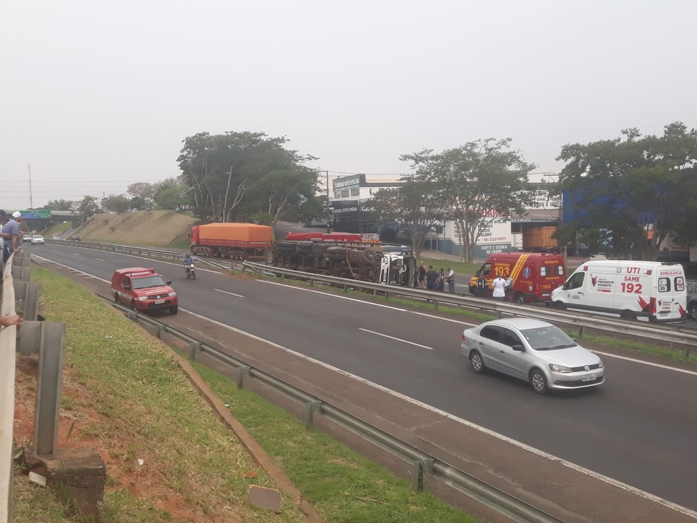 Caminhão tombou na Rodovia Raposo Tavares, em Presidente Prudente (SP) — Foto: Fernando César Eschevano