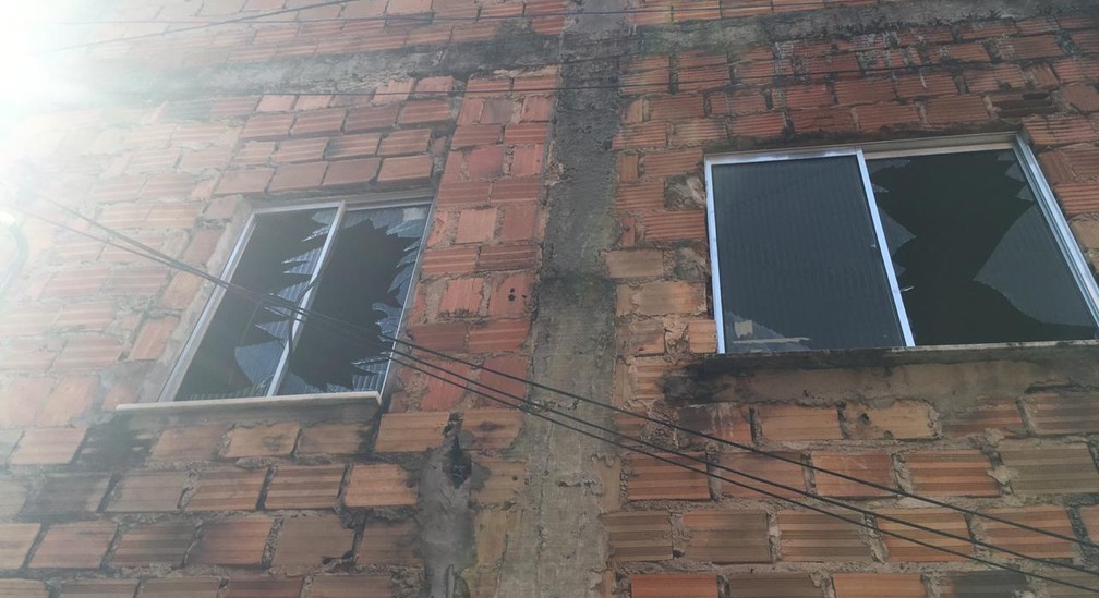 O vidro das janelas da casa vizinha ficou quebrado &mdash; Foto: Jo&atilde;o Souza/G1 BA