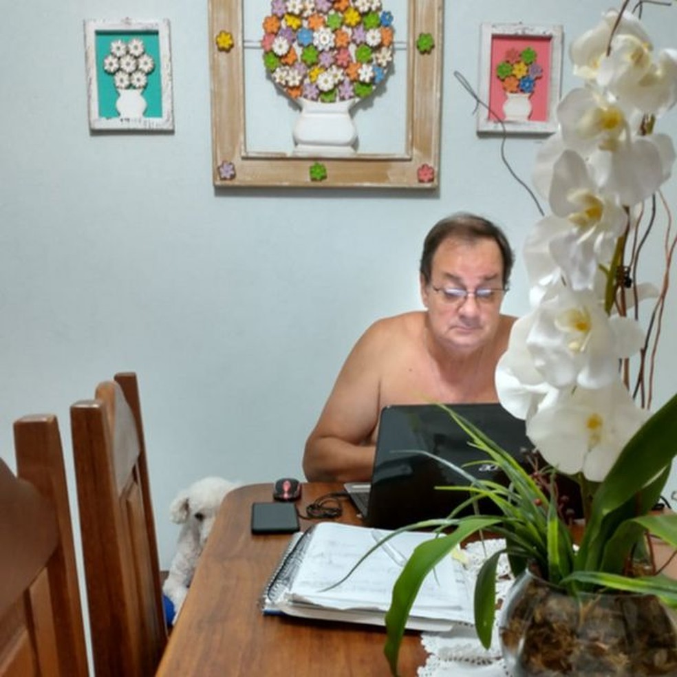 A foto postada pela filha de Alberto em rede social, na qual ele aparece na sala de casa com a cachorrinha, Helô — Foto: Arquivo Pessoal/Alberto Gobato