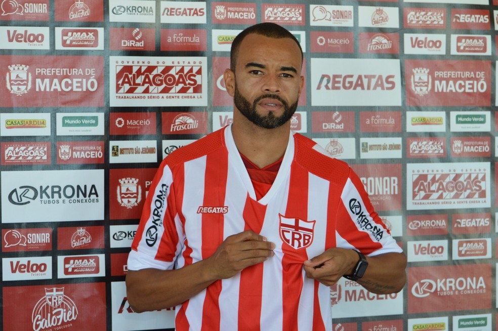 Washington veste a camisa do CRB — Foto: Maxwell Oliveira/ASCOM CRB