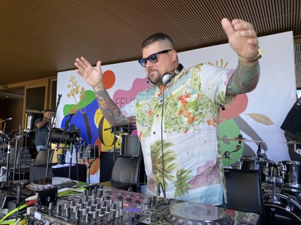 O DJ Marcelo Botelho abriu a pista ao som de muita música brasileira 