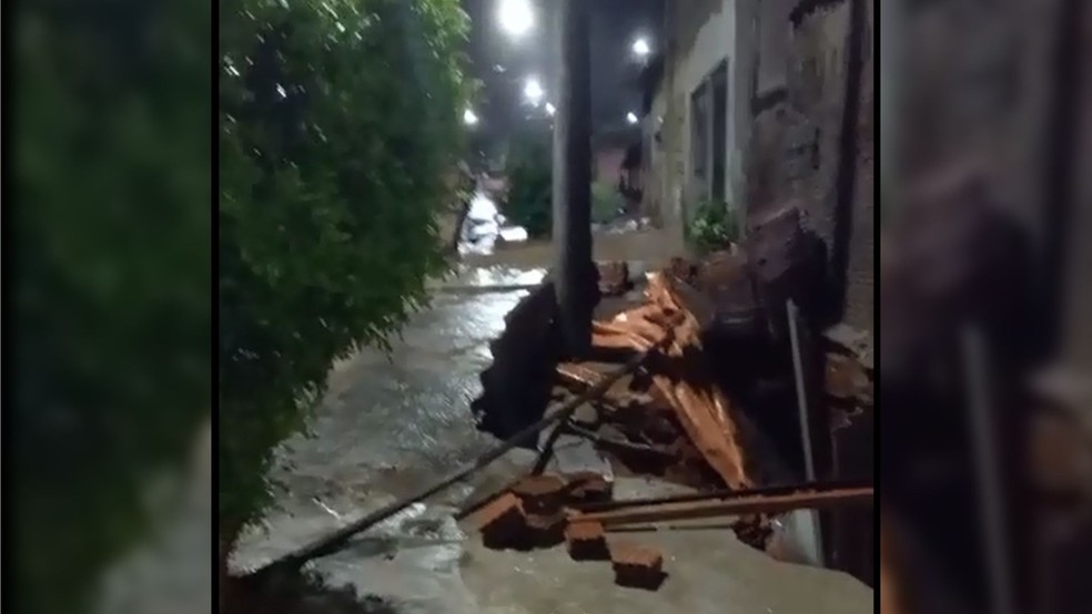 Buraco cede na calçada em Marília por conta das fortes chuvas desta sexta-feira  — Foto: Arquivo Pessoal
