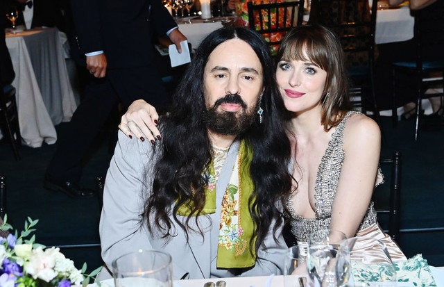 LOS ANGELES, CALIFORNIA - NOVEMBER 06: (L-R) Creative Director at Gucci Alessandro Michele and Dakota Johnson, both wearing Gucci, attend the 10th Annual LACMA ART+FILM GALA honoring Amy Sherald, Kehinde Wiley, and Steven Spielberg presented by Gucci at L (Foto: Getty Images for LACMA)