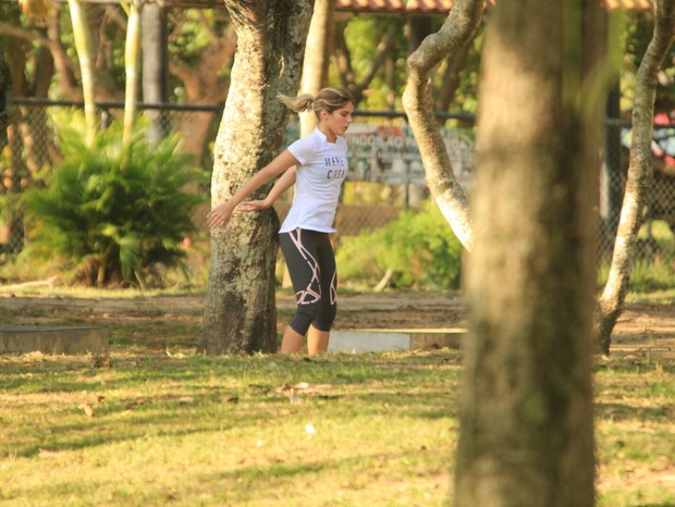 Isabella Santoni se exercita no Rio (Foto: AgNews/J C Pereira)
