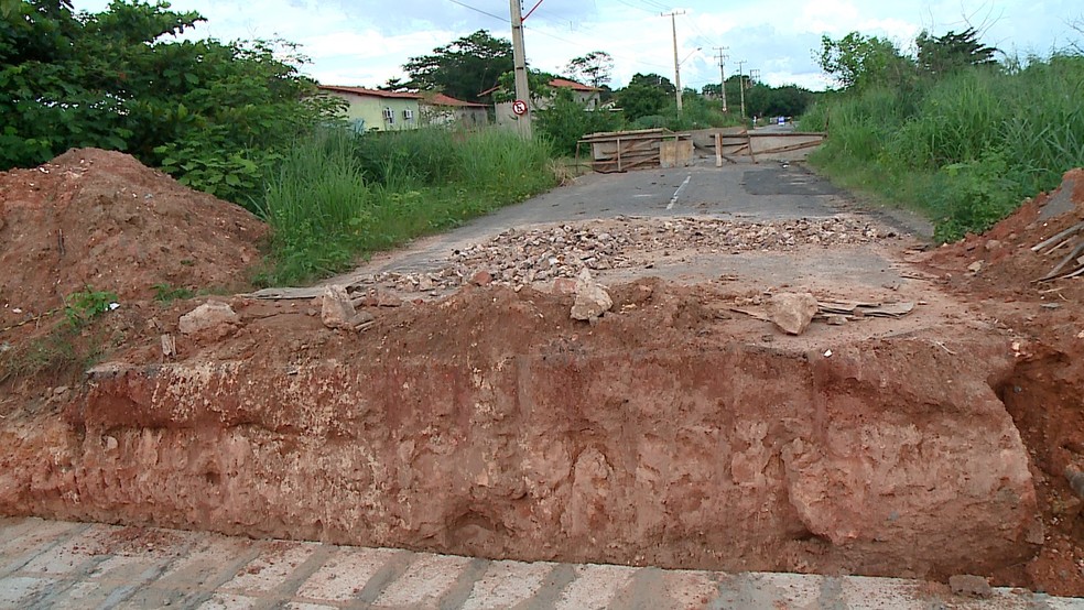 Motociclista morreu após cair em buraco no bairro São João — Foto: Reprodução/TV Clube