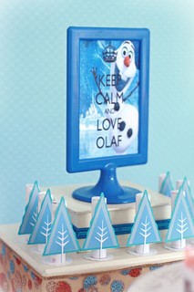 Mais um detalhe divertido da decoração, o quadrinho traz a frase "Keep calm and love Olaf"