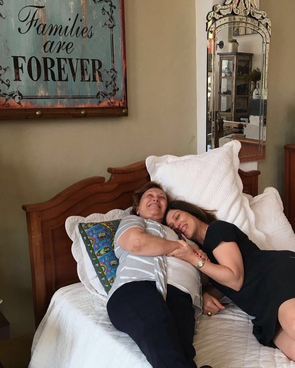 Beth Goulart relembra foto com a mãe (Foto: Reprodução / Instagram)