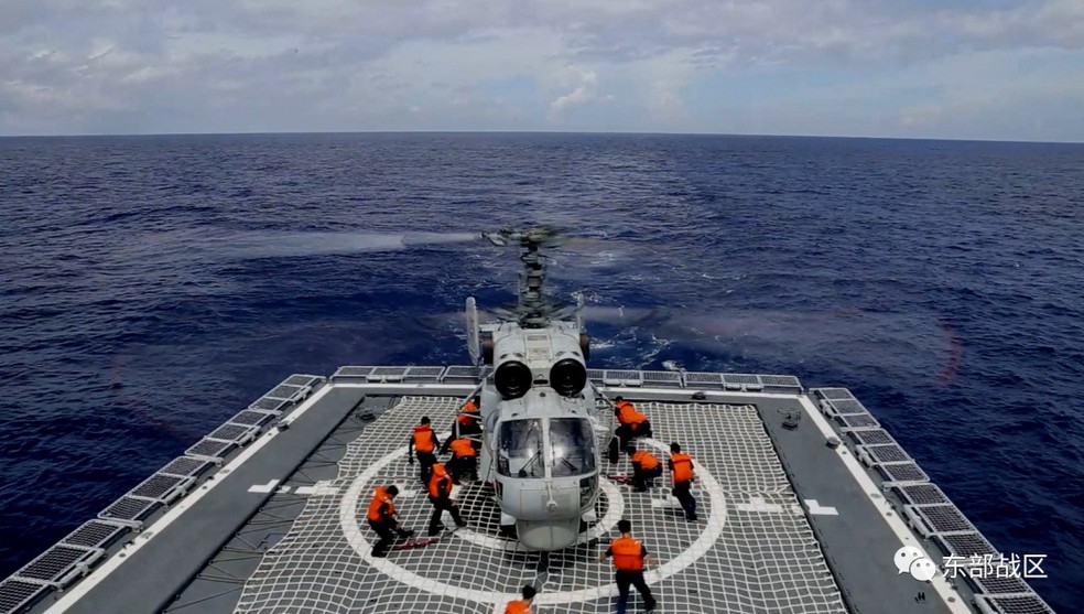 Helicóptero de guerra chinês durante exercícios militares perto de Taiwan, em 9 de agosto de 2022 — Foto: Forças Armadas da China/Via Reuters