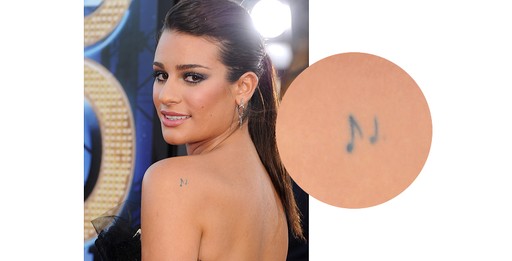 A atriz Lea Michele exibe duas notas musicas singelas nas costas (Foto: Getty Images)