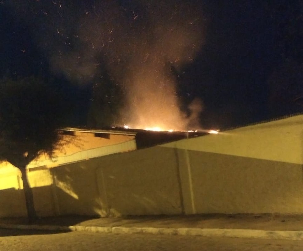 Incêndio atingiu Escola de Referência em Condado, na Mata Norte de PE — Foto: Reprodução/WhatsApp
