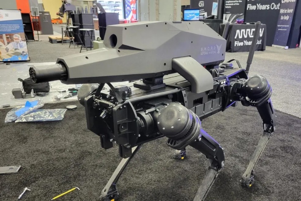 Cão robô armado com rifle é desenvolvido por empresas dos EUA — Foto: Sword Defense
