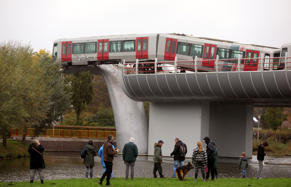 Imagem de trem que saiu dos trilhos em Roterdã em 2 de novembro de 2020 — Foto: Eva Plevier/Reuters