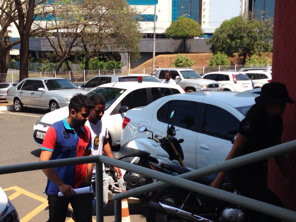 Joilton Gusmão chegou a delegacia acompanhado por policiais — Foto: Leandro Nascimento/ TVCA