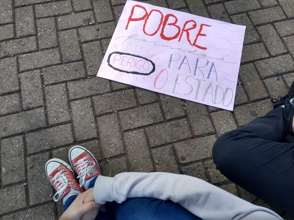 Em Botucatu, alunos e professores confeccionam cartazes para participar do ato no final da tarde — Foto: Murilo Rincon/TV TEM