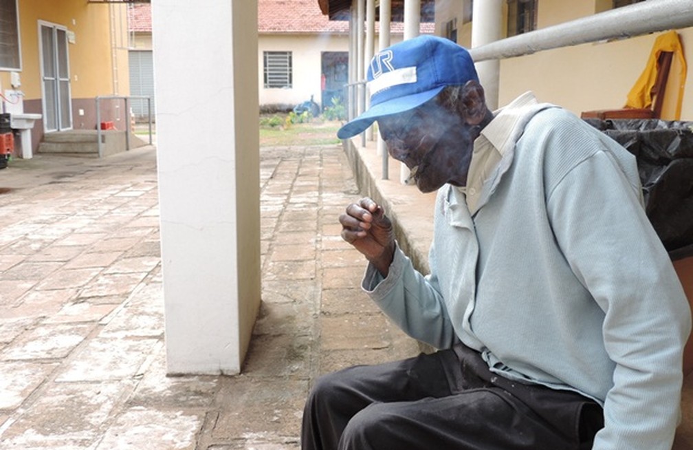 Zé Aguinelo fumava em média um maço de cigarros por dia (Foto: Alan Schneider/TV TEM)