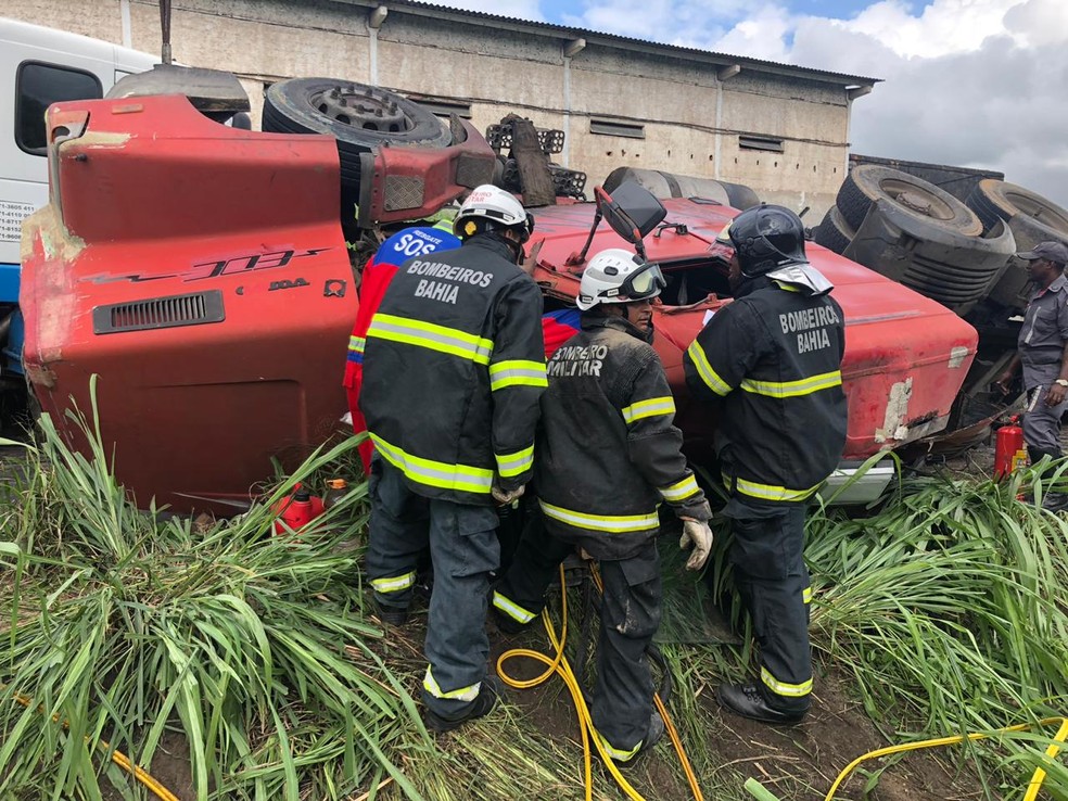 Homem foi resgatado das ferragens de caminhão em Candeias — Foto: Corpo de Bombeiros Militar da Bahia