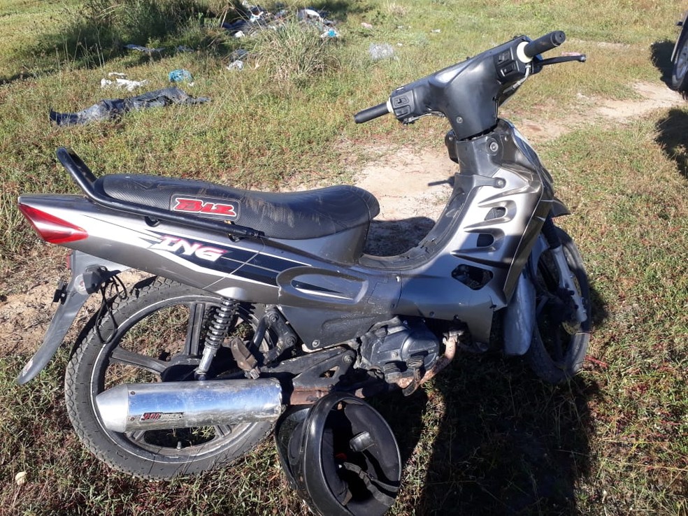 Polícia Militar recuperou duas motos, após adolescente arrependido procurar agentes para confessar crimes. — Foto: Polícia Militar/ Divulgação
