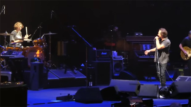 Fã adolescente toca com Pearl Jam (Foto: Reprodução / Youtube)