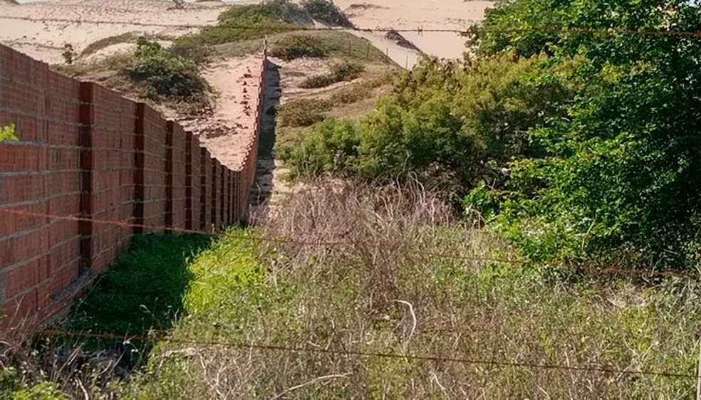 Muro de mais de 5 km de extensão foi construído em locais em que invade Área de Preservação Permanente (APP). — Foto: MPCE