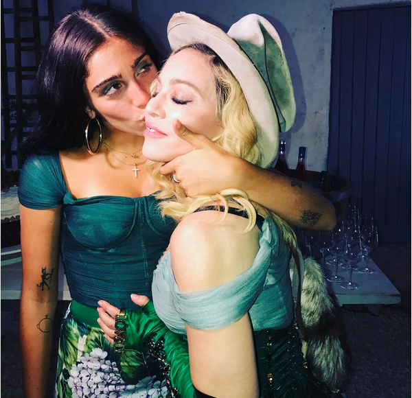 A cantora Madonna sendo beijada por sua filha mais velha, Lourdes, em sua festa de aniversário de 59 anos (Foto: Instagram)