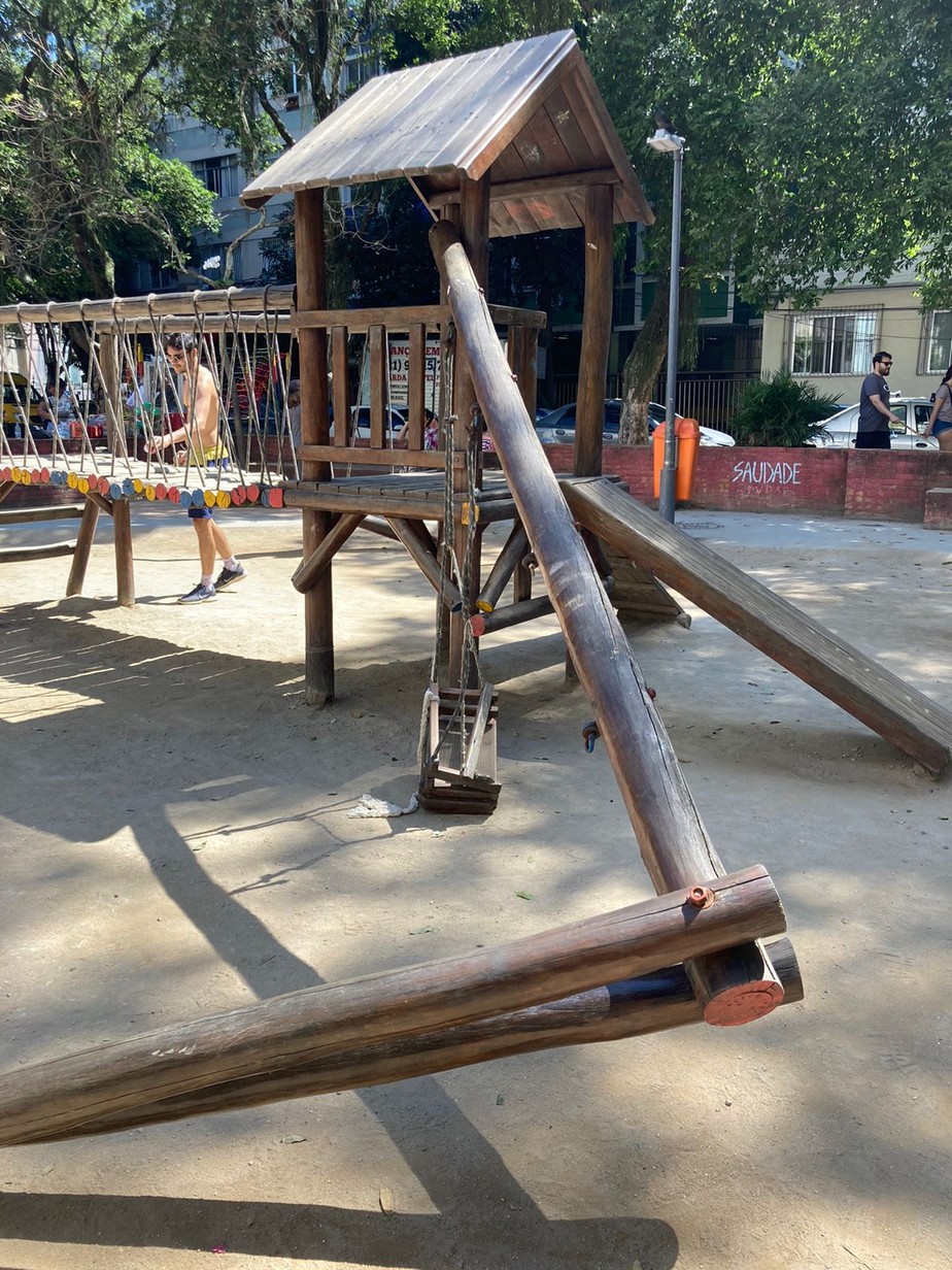 Estrutura do balanço do parquinho da Praça São Salvador caiu na madrugada do último domingo(28) de agosto