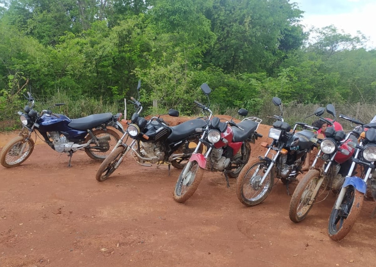 Homens inabilitados são detidos enquanto faziam manobras perigosas com motos em Montes Claros