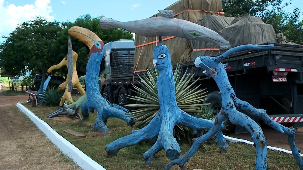 Artesão cria esculturas a partir de troncos de árvores para enfeitar entrada de Cocal de Telha, no Piauí — Foto: TV Clube