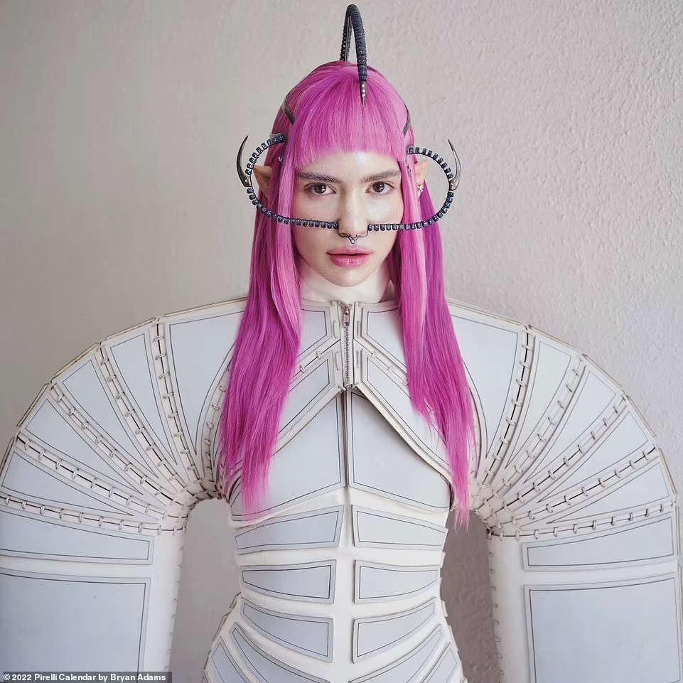 Grimes posou com look futurista com inspiração sci-fi para o Calendário Pirelli 2022 (Foto: Bryan Adams/Divulgação)