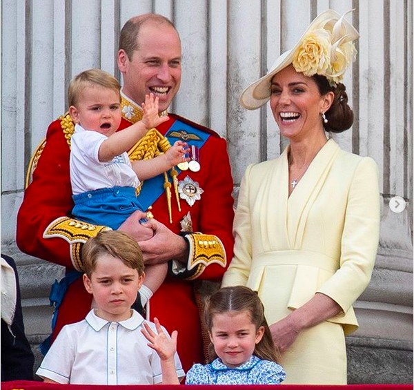 O Príncipe William e a duquesa Kate Middleton com os três filhos deles durante o início das celebrações dos 93 anos da Rainha Elizabeth 2ª (Foto: Instagram)