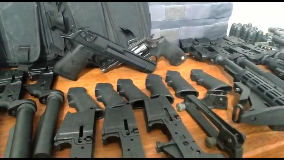 Policiais encontraram armas em casa na Zona Norte do Rio. Local abastecia traficantes e milicianos — Foto: Reprodução/ TV Globo