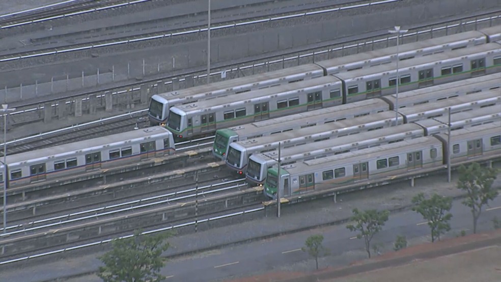 Trens do Metrô-DF parados em estação de Águas Claras, nesta segunda-feira (19) — Foto: TV Globo/Reproduação